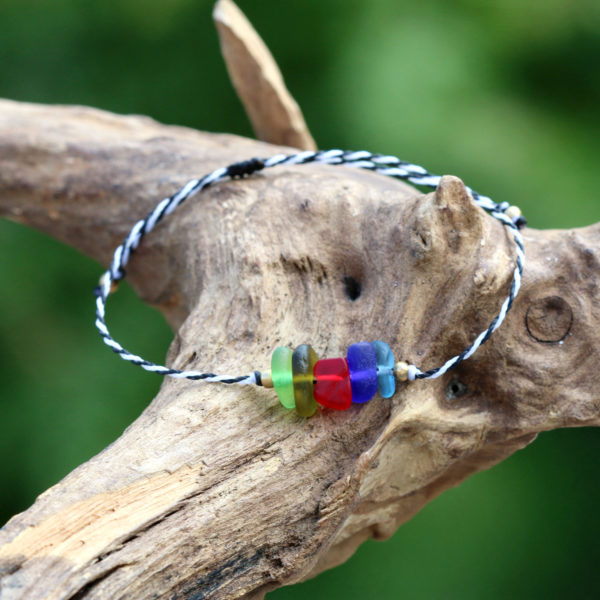 Armband - zwischen Schwarz und Weiß liegt jede Menge Bunt. Schmuck mit Seeglas.