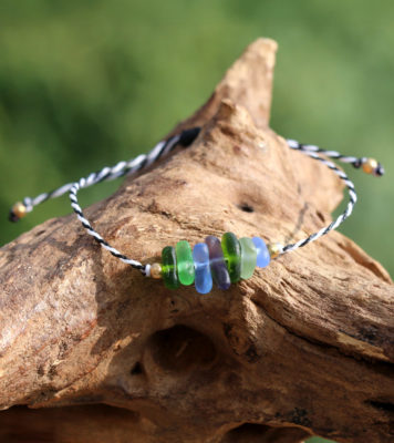 Armband - zwischen Schwarz und Weiß liegt jede Menge Bunt. Schmuck mit Meerglas.