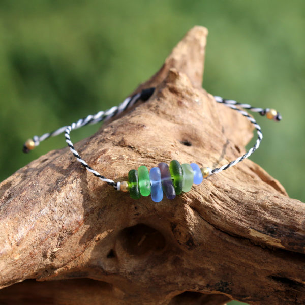 Armband - zwischen Schwarz und Weiß liegt jede Menge Bunt. Schmuck mit Meerglas.