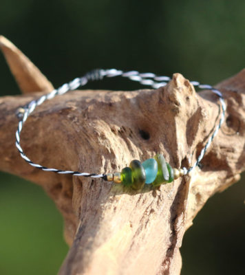 Schmuck - Zwischen Schwarz und Weiß liegt jede Menge Bunt - Armbändchen aus Strandgut / Seeglas