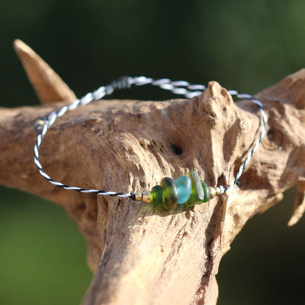 Schmuck - Zwischen Schwarz und Weiß liegt jede Menge Bunt - Armbändchen aus Strandgut / Seeglas