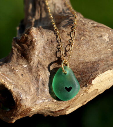 Halskette Salzwasserherz / Herzmensch, Strandscherbe (Seeglas, Strandglas) mit Herz an Kette aus 925 Sterling Silber, vergoldet, handgemachter Schmuck