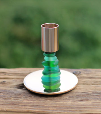 Goldfarbener Kerzenständer Glasmännchen mit Seeglas / Strandglas in Grün - Dekoration aus Strandgut