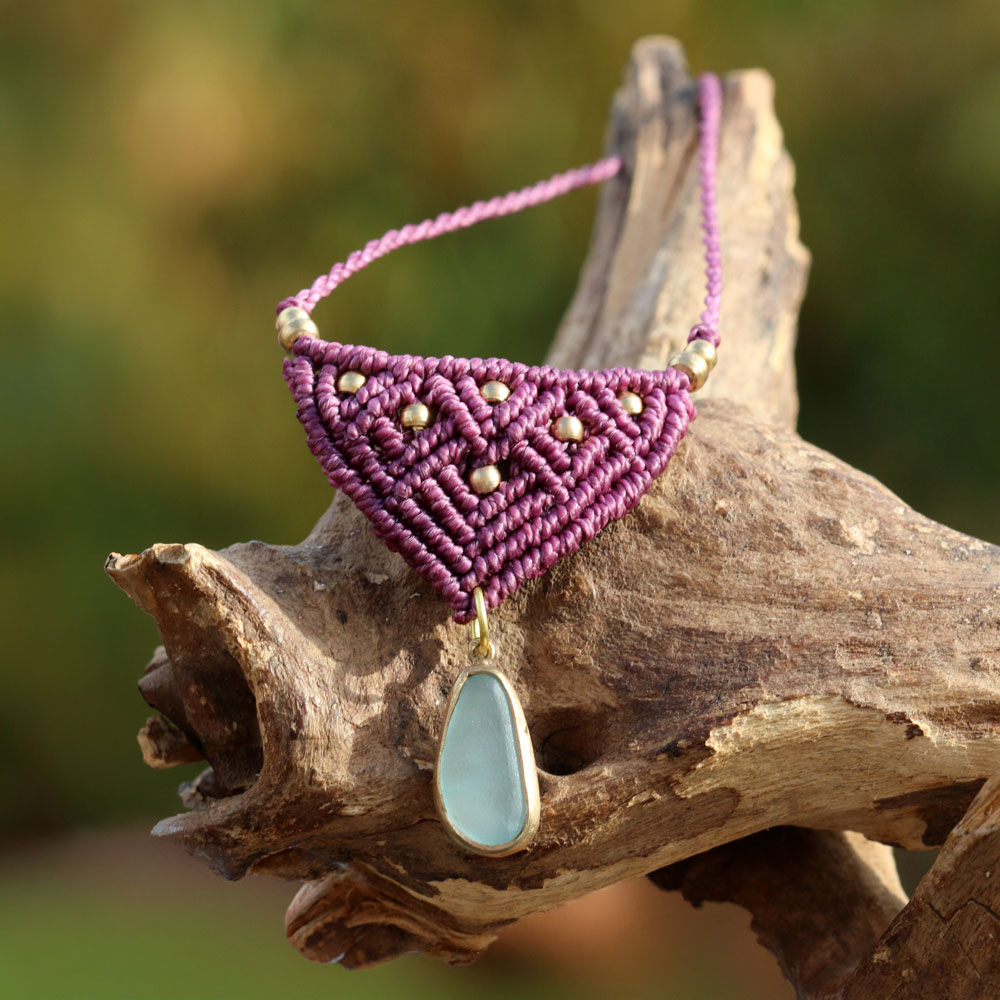 Makrameeschmuck mit Seeglas / Strandscherbe in Fassung, Lila / Hellblaue Halskette.