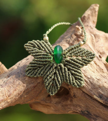 Makrameeschmuck mit Meerglas - grünes Blatt, Herbst