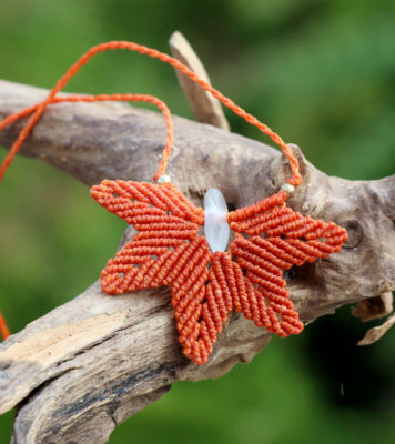 Makrameeschmuck mit Strandgut - buntes Blatt, Herbst, Orange