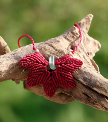 Makrameeschmuck mit Strandscherbe - buntes Blatt, Herbst, Weinrot