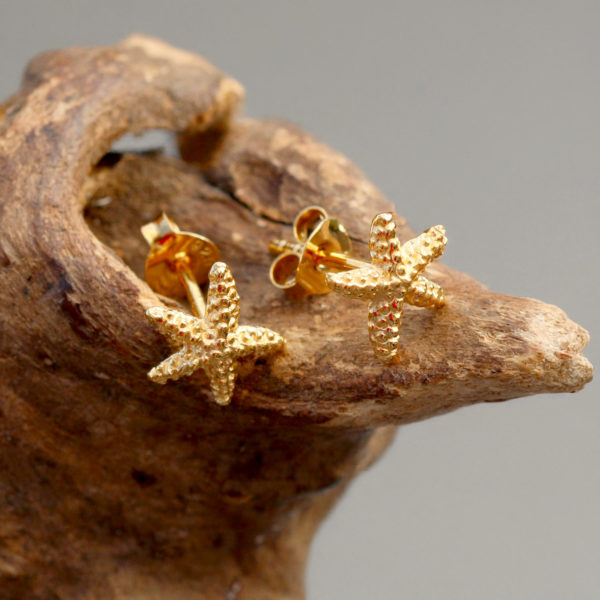 Kleine Ohrringe Seesterne mit Stecker aus 925 Sterling Silber, 24 k vergoldet. Vermeil-Stil mit dicker Goldschicht.