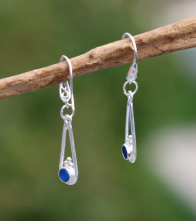 Ohrringe Ocean Drops - Fassung aus 925 Sterling Silber mit Meerglas / Strandglas in dunkelblau.