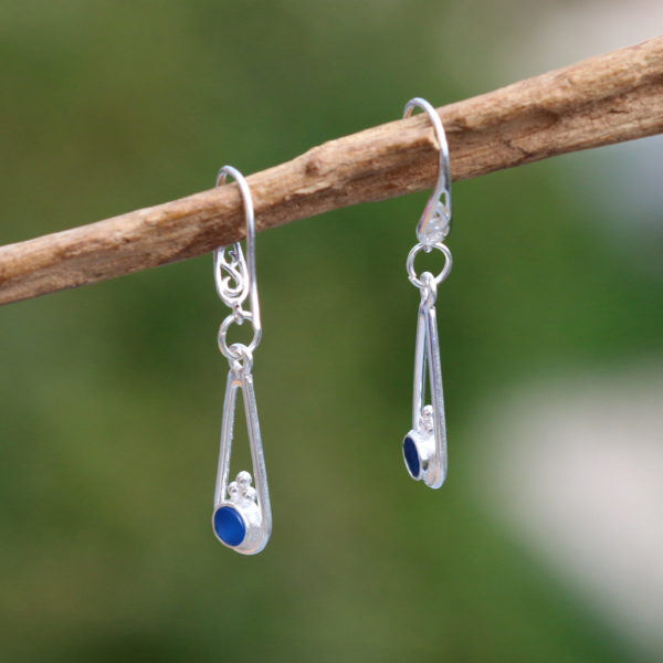Ohrringe Ocean Drops - Fassung aus 925 Sterling Silber mit Meerglas / Strandglas in dunkelblau.