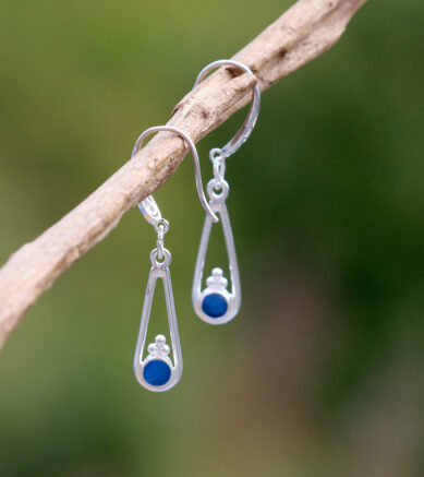 Ohrringe Ocean Drops - Fassung aus 925 Sterling Silber mit Seeglas / Strandglas in dunkelblau.