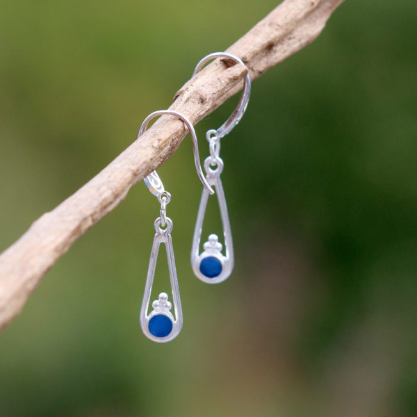 Ohrringe Ocean Drops - Fassung aus 925 Sterling Silber mit Seeglas / Strandglas in dunkelblau.