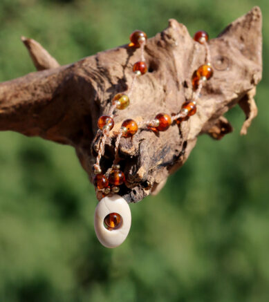 Schmuck aus Kieselsteinen mit Bernstein - Halskette, Makramee