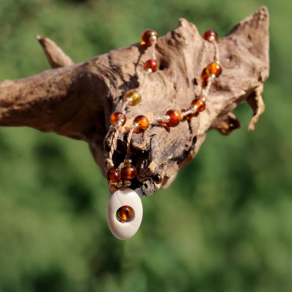 Schmuck aus Kieselsteinen mit Bernstein - Halskette, Makramee