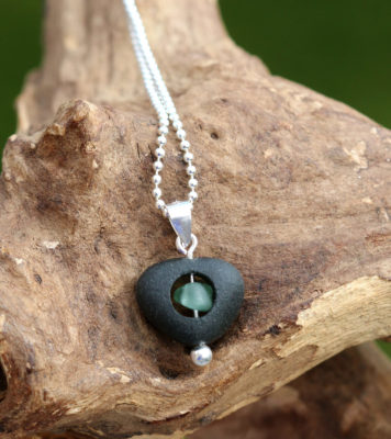 Kieselstein - Schmuck, Kieselstein gefüllt mit Seeglas an Kugelkette aus 925 Sterling Silber