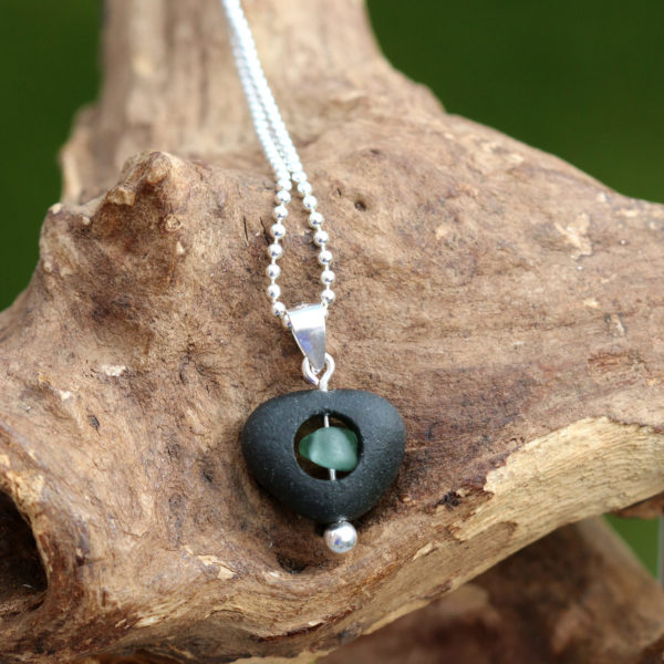 Kieselstein - Schmuck, Kieselstein gefüllt mit Seeglas an Kugelkette aus 925 Sterling Silber