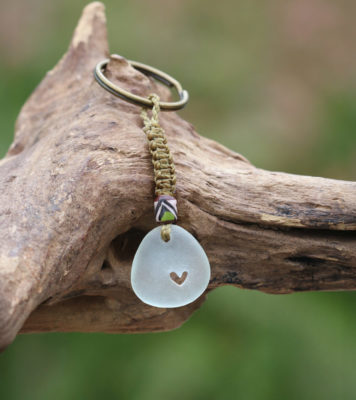 Schlüsselanhänger / Taschenanhänger in Moosgrün mit Seeglas / Strandglas mit von Hand geschliffenem Herz und Ethnoperle