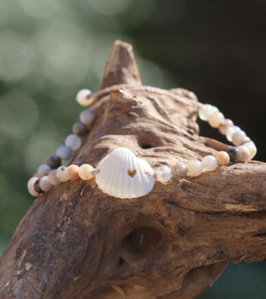 Armband mit Muschel mit von Hand gebohrtem Herz und Perlen aus Amazonit