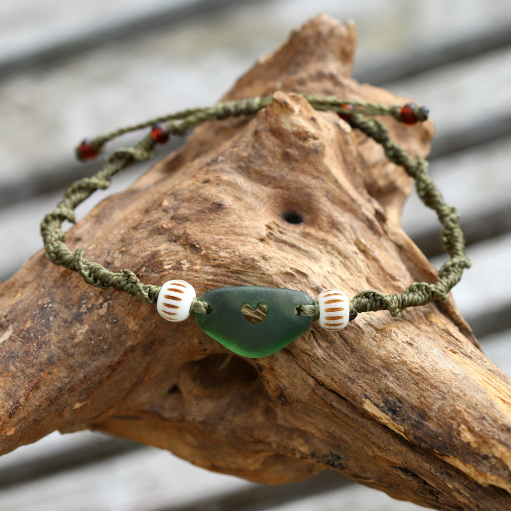 Armband mit Strandscherbe / Strandglas mit von Hand gebohrtem Herz und Ethno-Perlen, Makrameearmbänder in Moosgrün