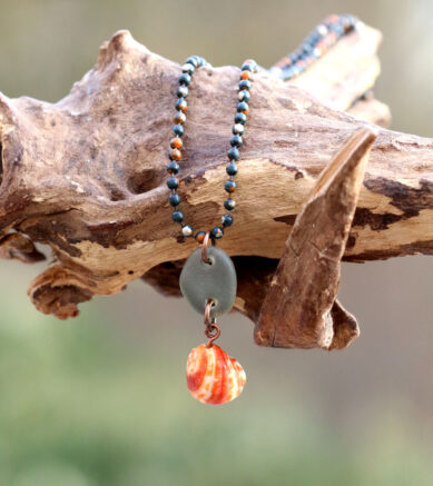 Kupferblut - Halskette / Kugelkette aus Kupfer, patiniert, mit Seeglas und Muschel