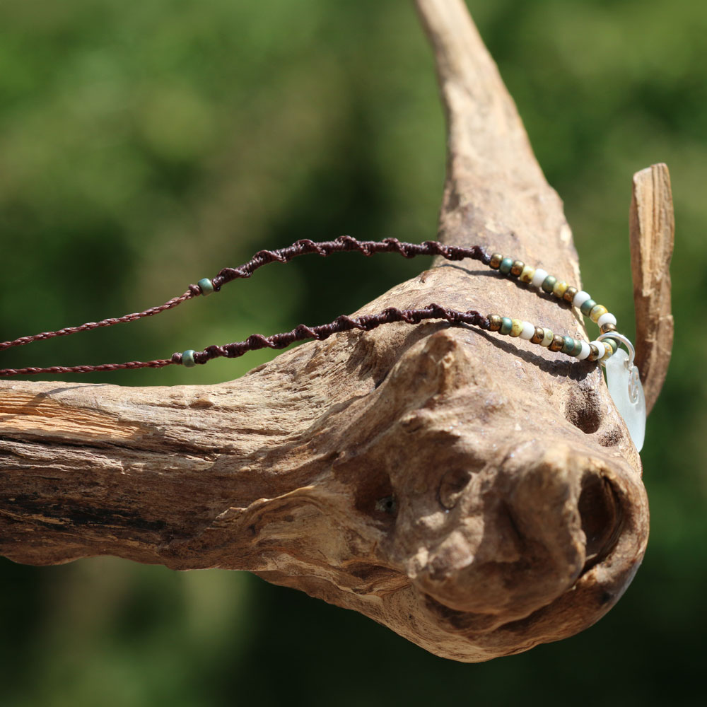 Hippie-Schmuck - Makramee-Halskette Peace & Love mit Seeglas / Strandscherbe