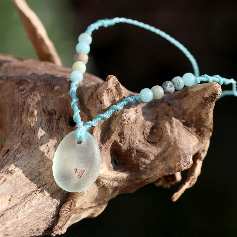 Echte Strandscherbe mit gebohrtem Herz an einem Makramee - Band mit Perlen aus Amazonit. Schmuck aus Scherben vom Strand.