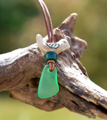 Jeder sollte einen Vogel haben - Halskette mit kleinem Vogel aus Keramik und Seeglas / Strandglas am Lederband