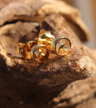 Kleine Ohrringe perfekte Welle mit Stecker aus 925 Sterling Silber, 24 k vergoldet. Vermeil-Stil mit dicker Goldschicht.