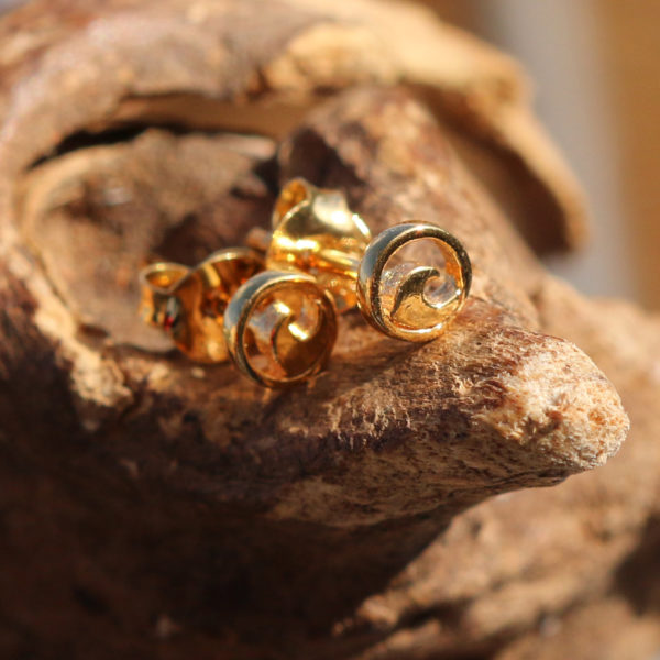 Kleine Ohrringe perfekte Welle mit Stecker aus 925 Sterling Silber, 24 k vergoldet. Vermeil-Stil mit dicker Goldschicht.