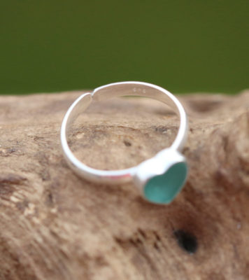Ring mit Herz - Fassung aus echt Silber mit Seeglas / Strandglas / Meerglas in Türkis.