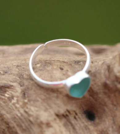 Ring mit Herz - Fassung aus echt Silber mit Seeglas / Strandglas / Meerglas in Türkis.