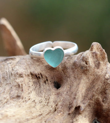 Ring mit Herz - Fassung aus 925 Sterling Silber mit Seeglas / Strandglas / Meerglas in Türkis.