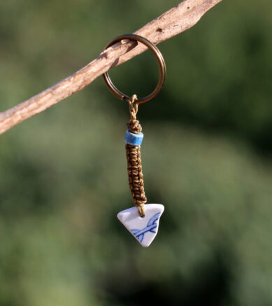 Schlüsselanhänger / Taschenanhänger mit Keramikscherbe vom Strand - Motiv Ketten sprengen - Freigeist
