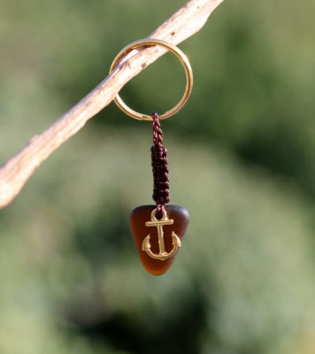 Schlüsselanhänger / Taschenanhänger mit Seeglas / Strandscherbe und Anker - Scherben bringen Glück