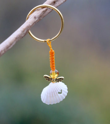 Handgemachter Schmuck - Schlüsselanhänger Schutzengel, Muschel mit von Hand gebohrtem Herz