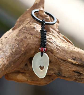 Schlüsselanhänger / Taschenanhänger Herzmensch. Seeglas / Strandglas mit gebohrtem Herz