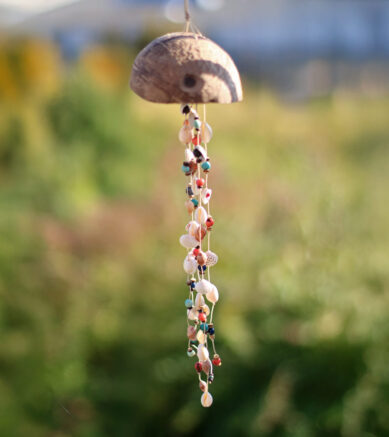 Kokosnuss - Windspiel mit Muscheln und Tagua - Nuss