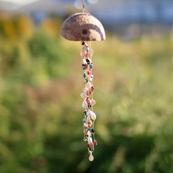 Kokosnuss - Windspiel mit Muscheln und Tagua - Nuss