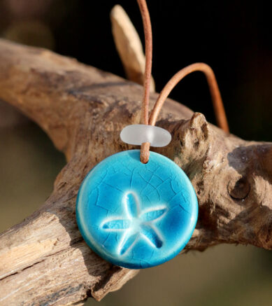 Getöpferter Anhänger aus Keramik - Seestern mit Seeglas / Strandglas am Lederband.