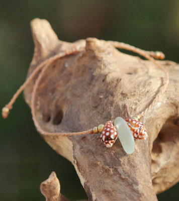 Und einer tanzt immer aus der Reihe.... Filigranes Armband mit Muschel und Meerglas