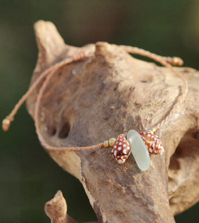 Und einer tanzt immer aus der Reihe.... Filigranes Armband mit Muschel und Meerglas