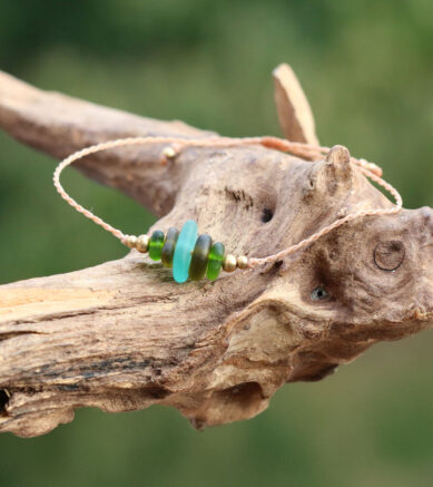 Sehr zartes Armband Irish Sea mit Seeglas / Strandglas in Moosgrün und Türkis.