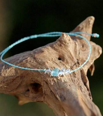 Zartes Fußbändchen Gegen die Strömung mit Seeglas und Delfinen