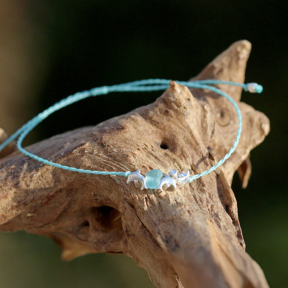 Zartes Fußbändchen Gegen die Strömung mit Seeglas und Delfinen