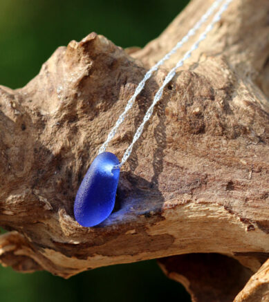 Halskette mit dunkelblauem Seeglas / Meerglas, 925 Sterling Silber