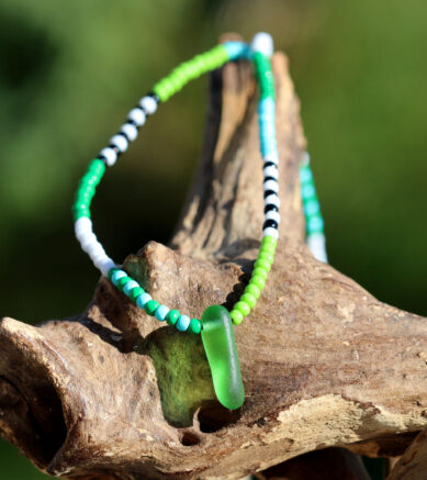 Halskette mit kleinen Rocailles / Glasperlen und Seeglas / Strandgut