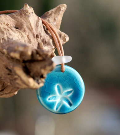 Anhänger aus Keramik - Seestern mit Seeglas / Meerglas am Lederband.