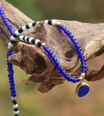 Halskette Tiefsee, in Messing eingefasste Strandscherbe / Seeglas mit Perlen / Rocailles. Schmuck aus Seeglas