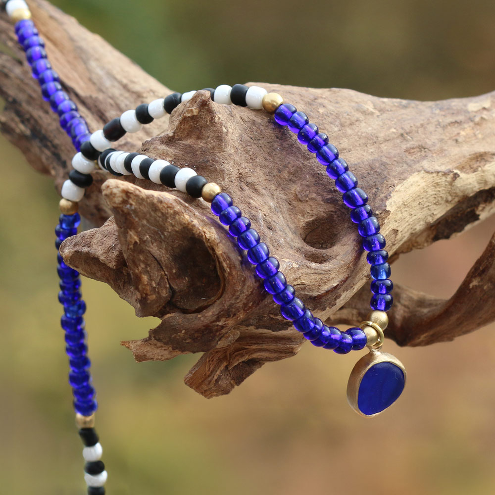 Halskette Tiefsee, in Messing eingefasste Strandscherbe / Seeglas mit Perlen / Rocailles. Schmuck aus Seeglas