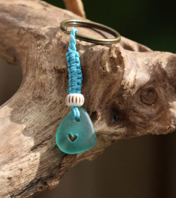 Schlüsselanhänger / Taschenanhänger Herzmensch. Seeglas / Meerglas in Petrol mit gebohrtem Herz